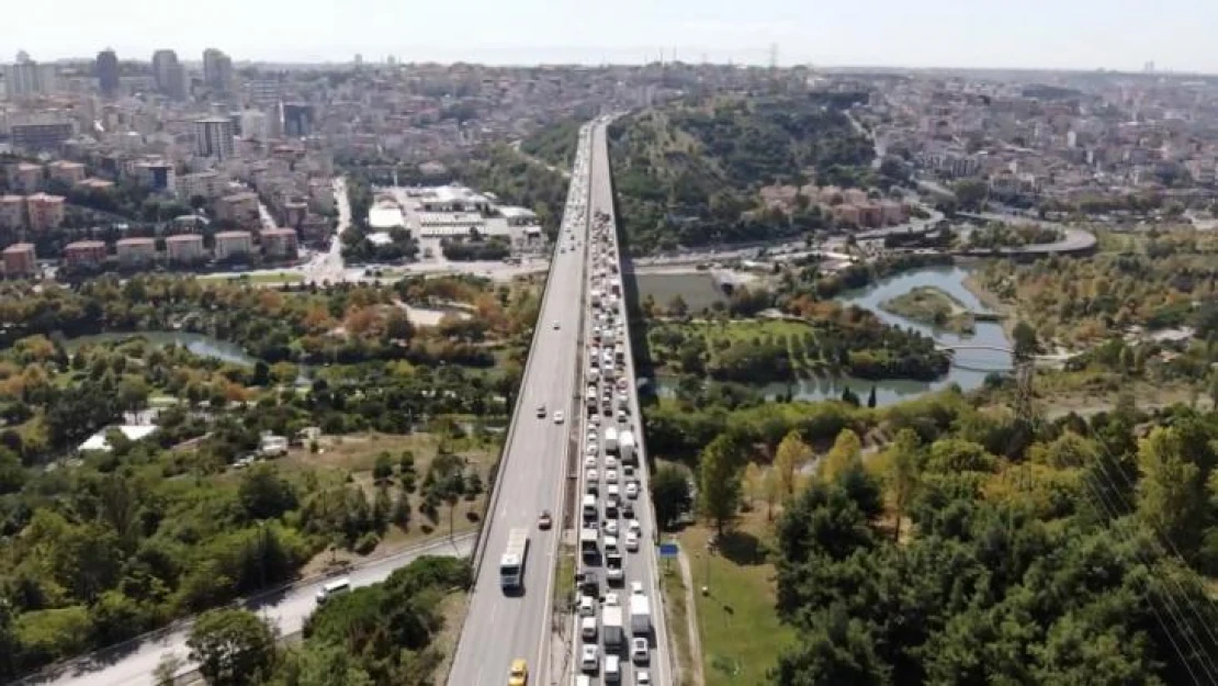 Sadabad Viyadüğü'nde kamyonet devrildi: Kilometrelerce trafik oluştu