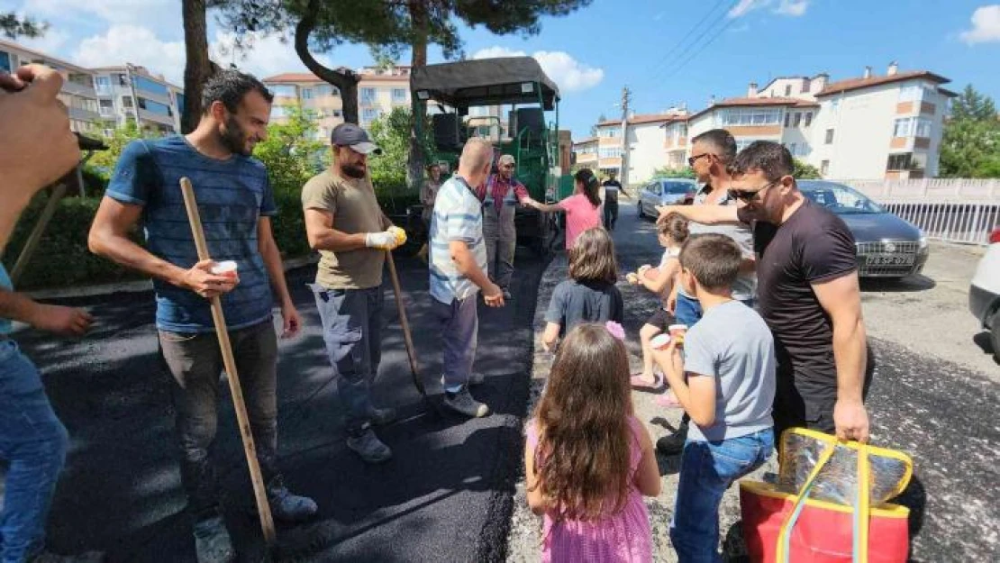 Safranbolu'da çocuklardan belediye işçilerine dondurma sürprizi