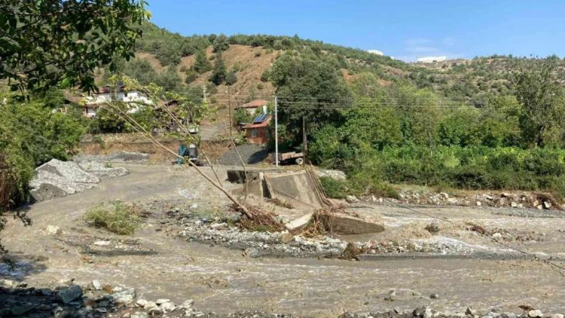 Sağanak sebebiyle köprü yıkıldı, köye ulaşım kapandı