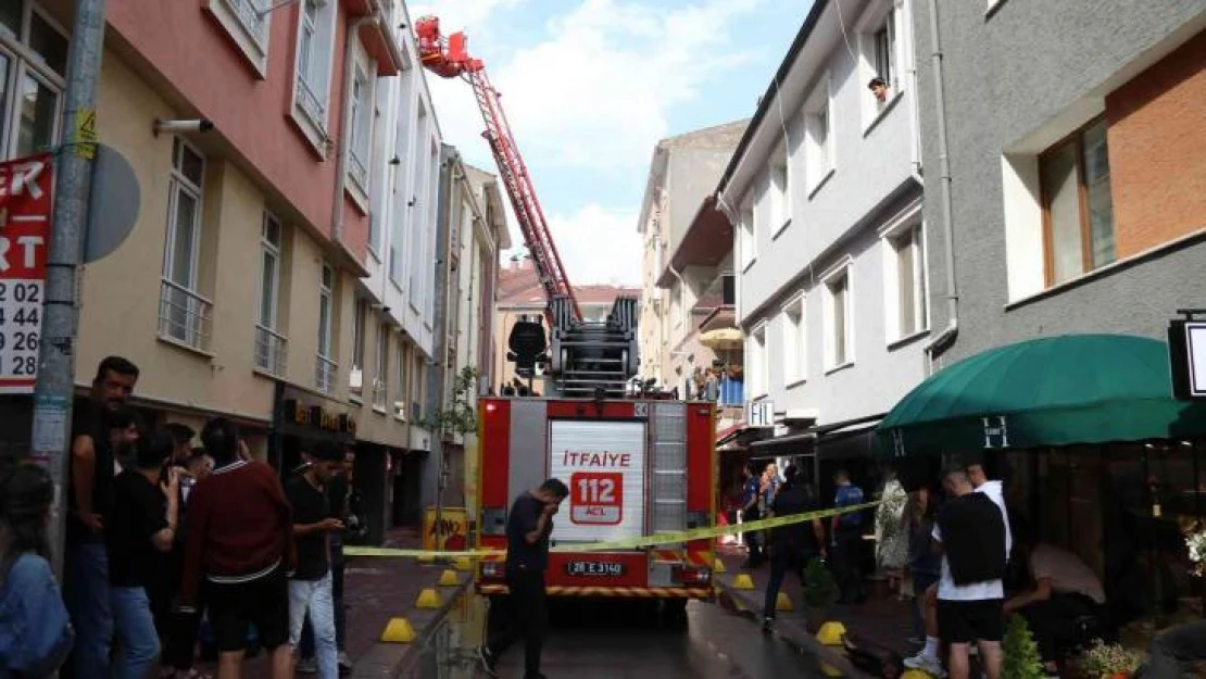 Sağanak sonrası apartman çatısına düşen yıldırım yangın çıkardı