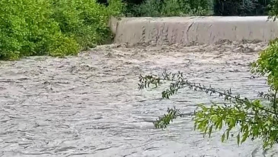 Sağanak sonrası karayolu göle döndü, bahçeler zarar gördü