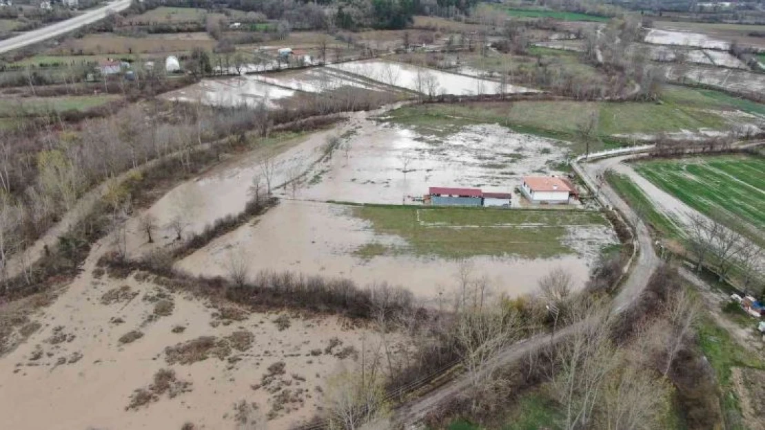 Sağanak yağmur ve eriyen kar suları taşkınlara neden oldu