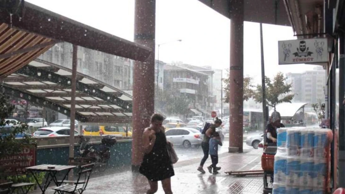 Sağanak yağmurda oluktan akan suyla böyle banyo yaptı