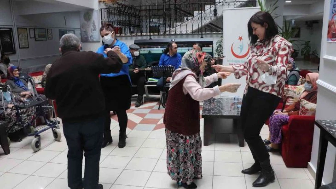 Sağlıkçılardan huzurevi sakinlerine önce aşı, sonra müzikli eğlence