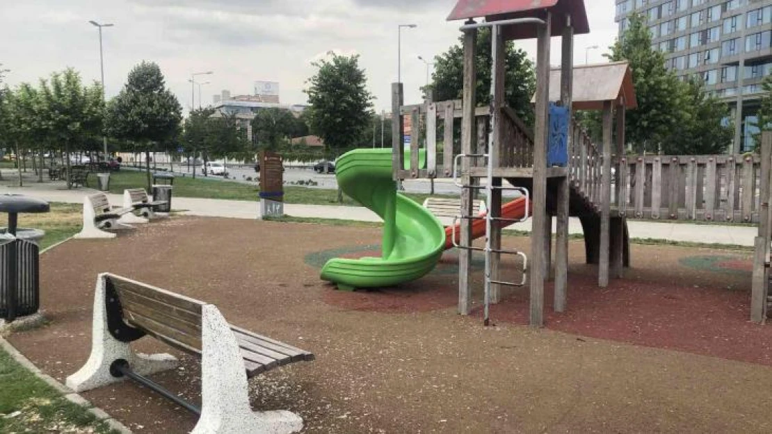 Sahildeki parkta oturan vatandaşlardan geriye çöpler kaldı