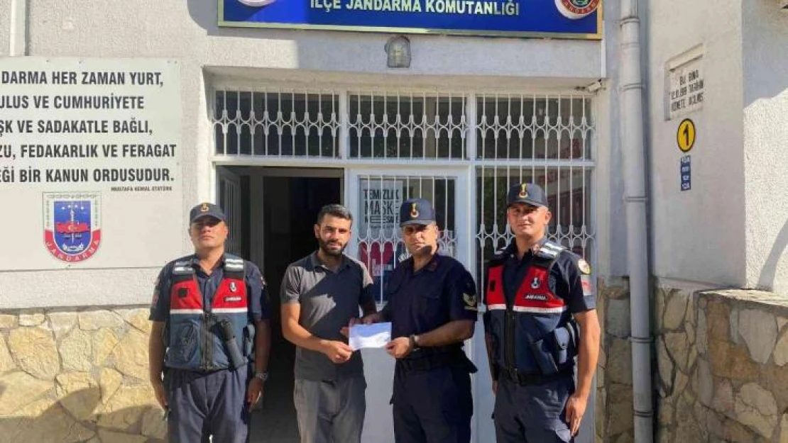 Sahte polis dolandırdı, jandarma parasını kurtardı