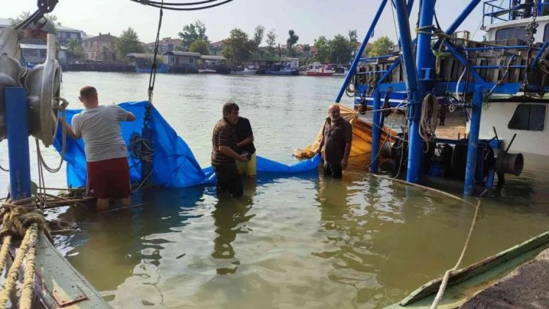 Sakarya'da balıkçı teknesi batma tehlikesi geçirdi