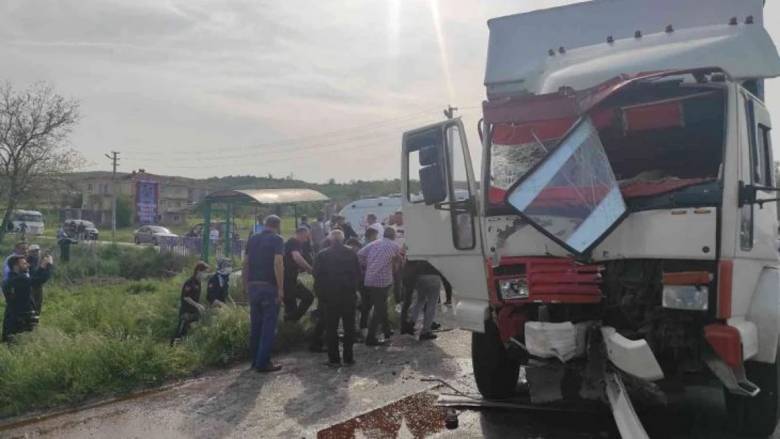 Sakarya'da kamyon ile otobüs çarpıştı, çok sayıda yaralı olduğu öğrenildi