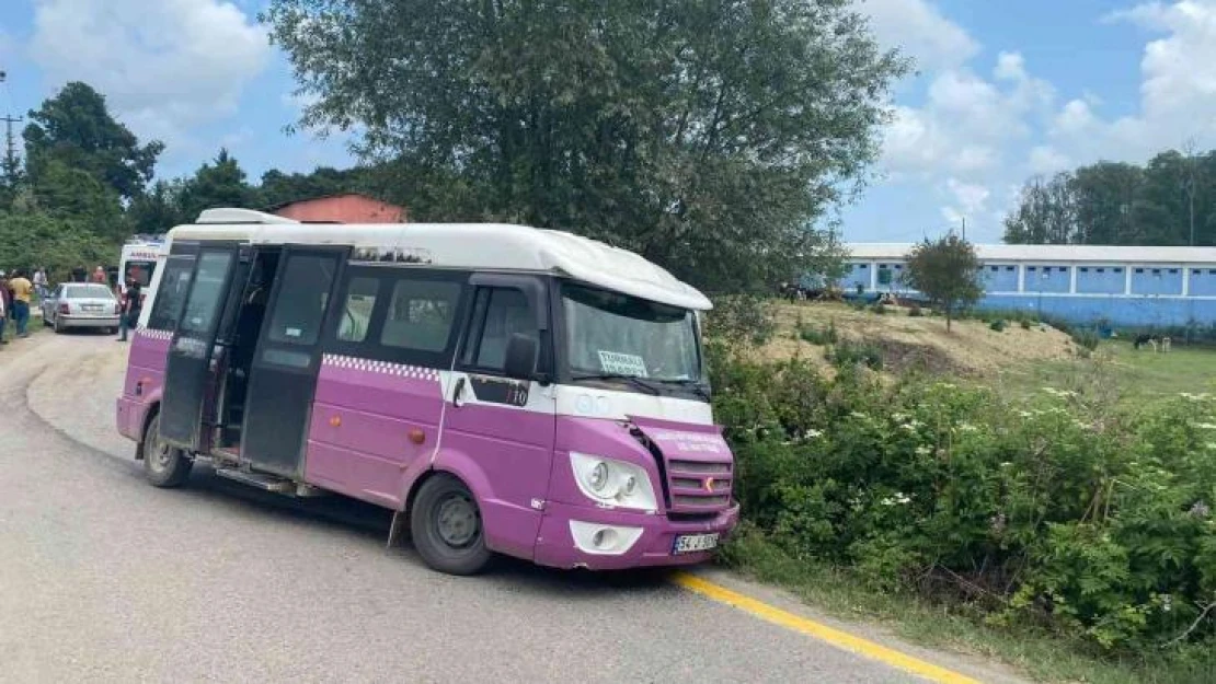 Sakarya'da midibüs ile otomobil kafa kafaya çarpıştı: 1'i çocuk 4 hafif yaralı