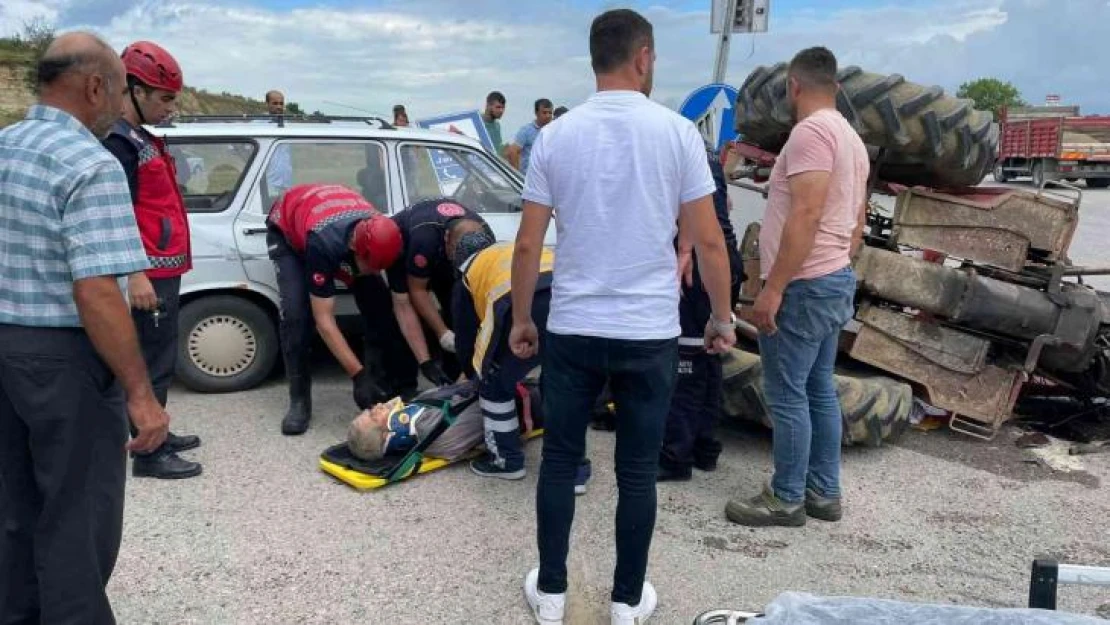 Sakarya'da otomobil traktörle çarpıştı: 2 yaralı