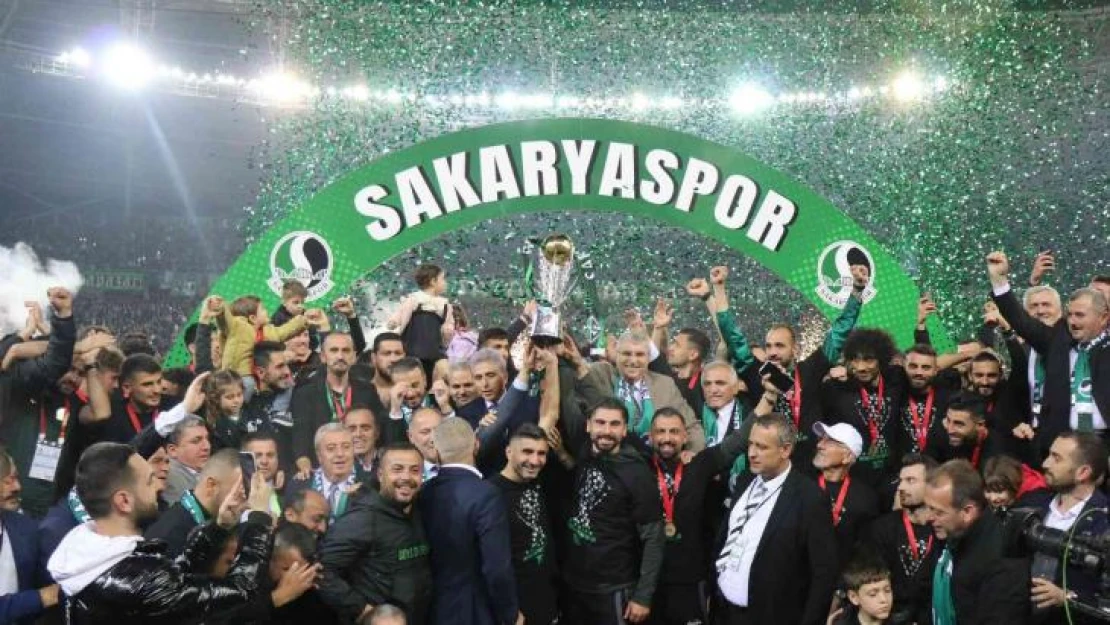 Sakaryaspor'da çifte bayram şampiyonluk kupası kalktı 10 binler sahaya indi