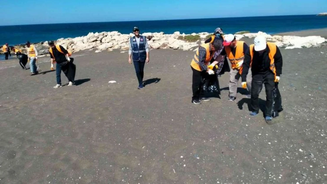 Samandağ sahilinde petrol kalıntıları için temizlik çalışması yapıldı