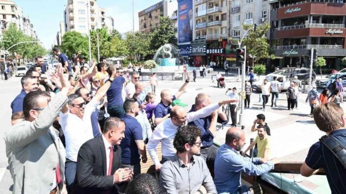 Şampiyon Manisa Büyükşehir Belediyespor Basketbol Takımı, şehir turunda taraftarıyla buluştu