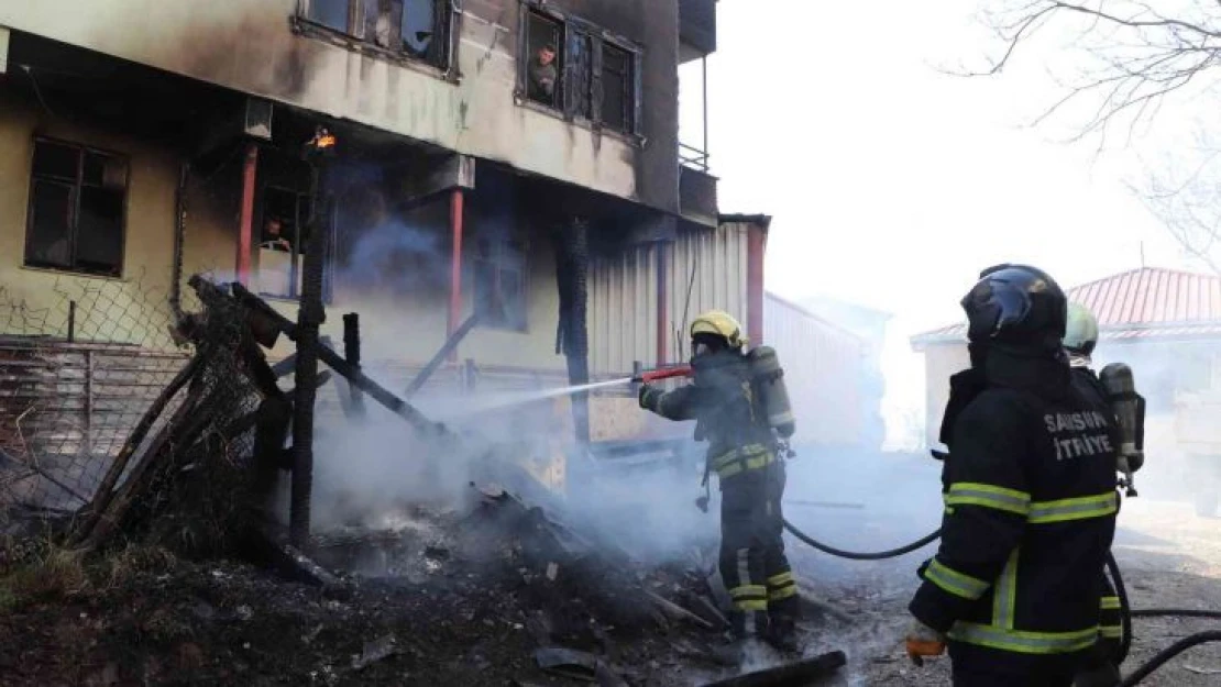 Samsun'da garaj yangını binaya sıçradı