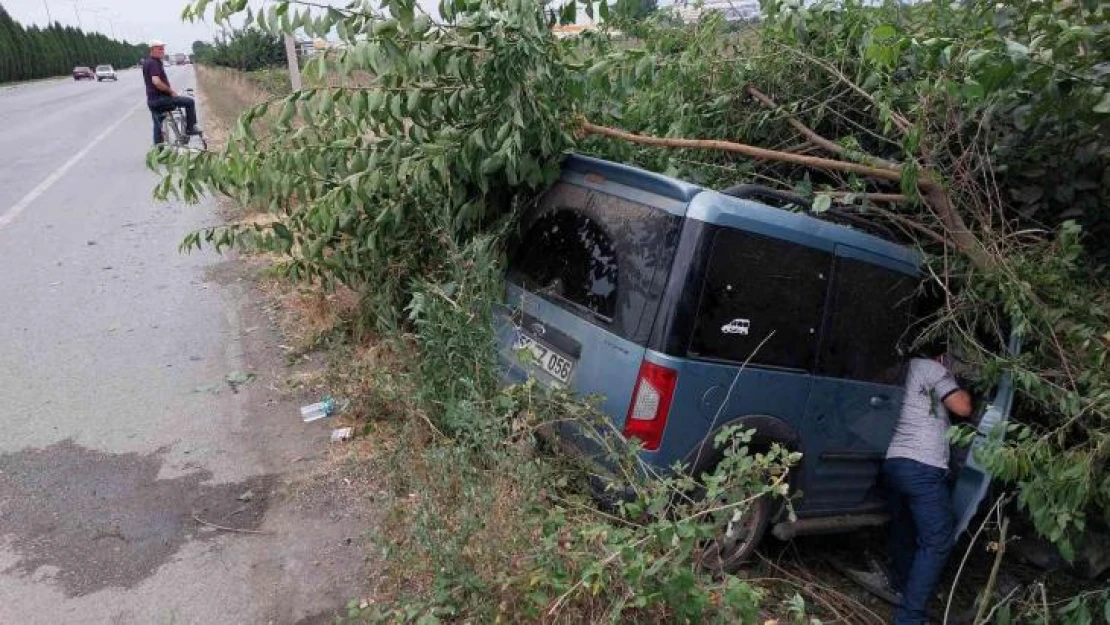 Samsun'da hafif ticari araç yoldan çıktı: 2 yaralı