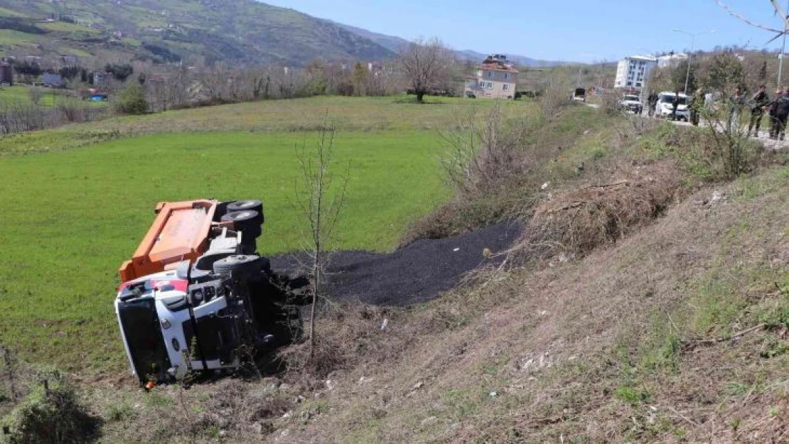 Samsun'da sıcak asfalt yüklü kamyon şarampole yuvarlandı: 1 yaralı