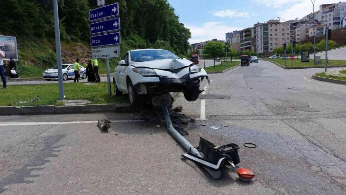 Samsun'da trafik lambasına çarpan otomobil hurdaya döndü