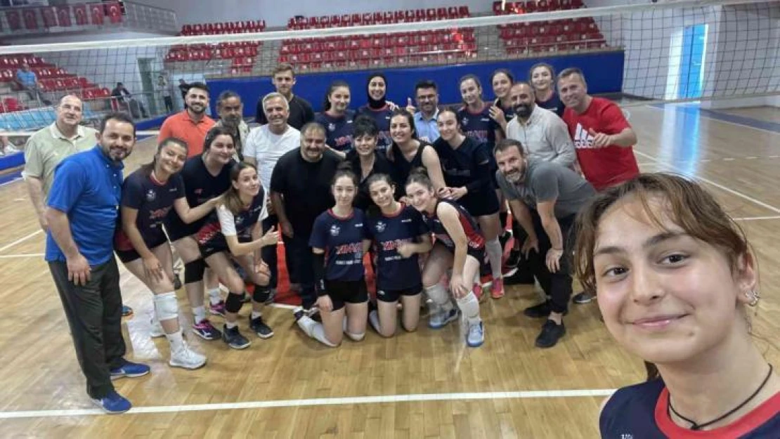 Sanatçılardan kadın voleybolculara moral ziyareti