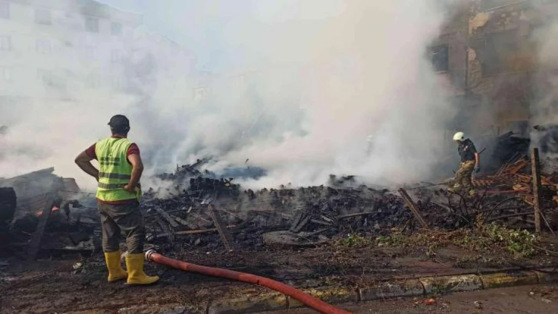 Sancaktepe'de arazi yangını binaya sıçradı: 3 itfaiye eri dumandan etkilendi