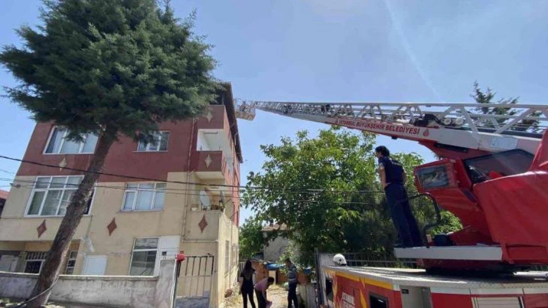 Sancaktepe'de çatı tadilatı sırasında korkutan yangın