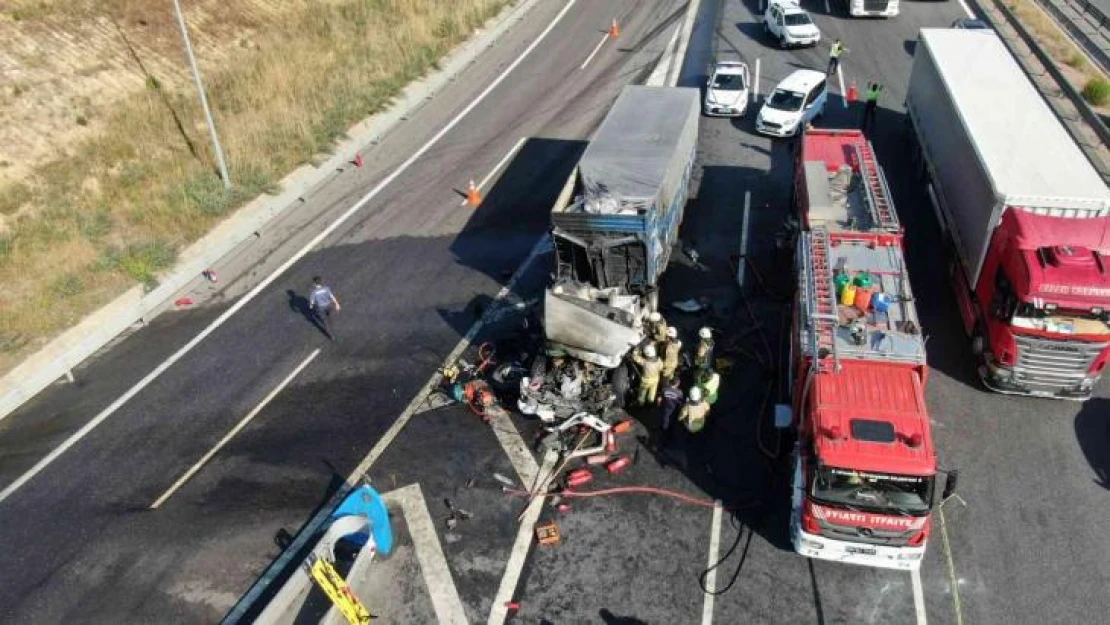 Sancaktepe'de iki tır çarpıştı, tırlardan biri alev aldı: 1 ölü