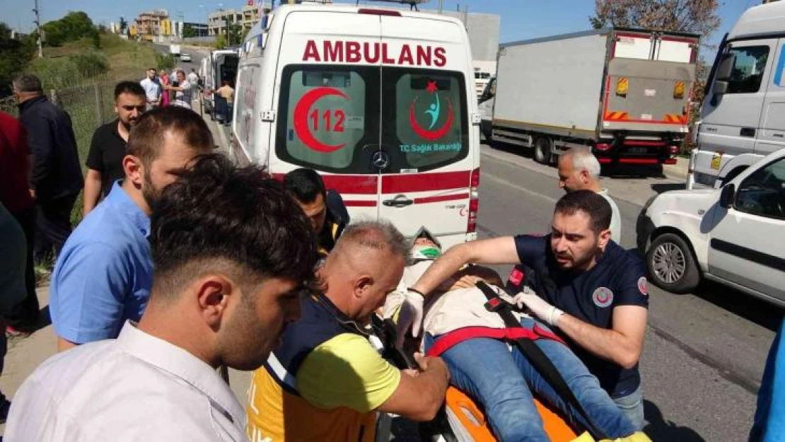 Sancaktepe'de sürücüsünün kontrolünü kaybettiği otomobil su kanalına düştü: 2 yaralı