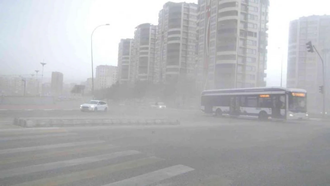 Şanlıurfa'da fırtına sürücülere zor anlar yaşattı