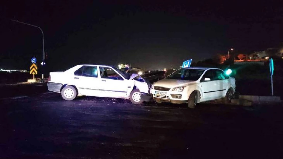 Şanlıurfa'da iki otomobil kafa kafaya çarpıştı: 5 yaralı