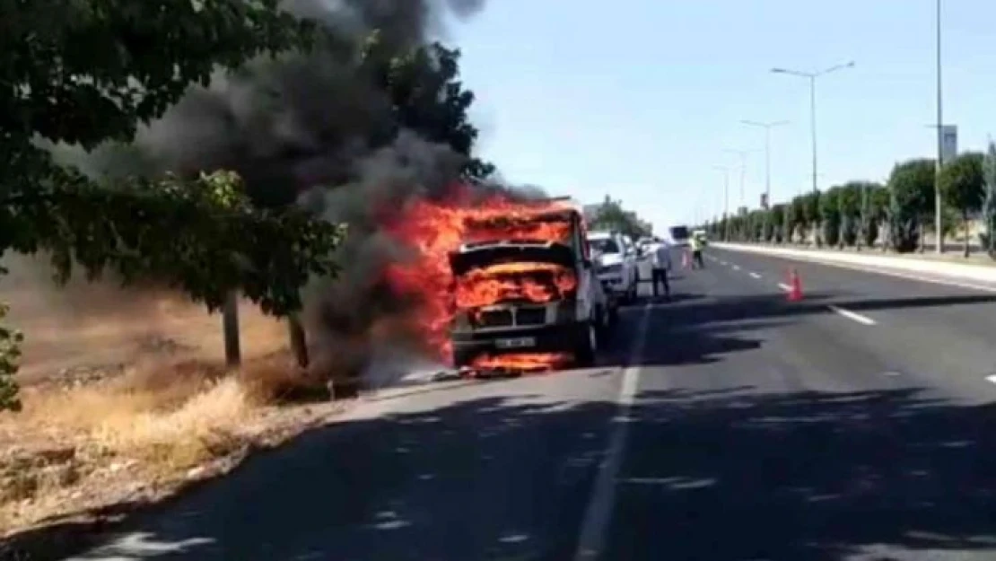 Şanlıurfa'da oto kurtarma aracı alev alev yandı