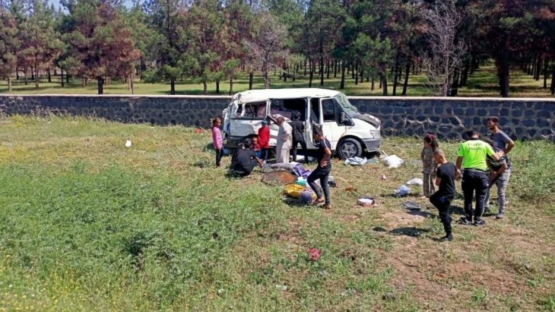 Şanlıurfa'da tarım işçilerini taşıyan minibüs devrildi: 5 yaralı