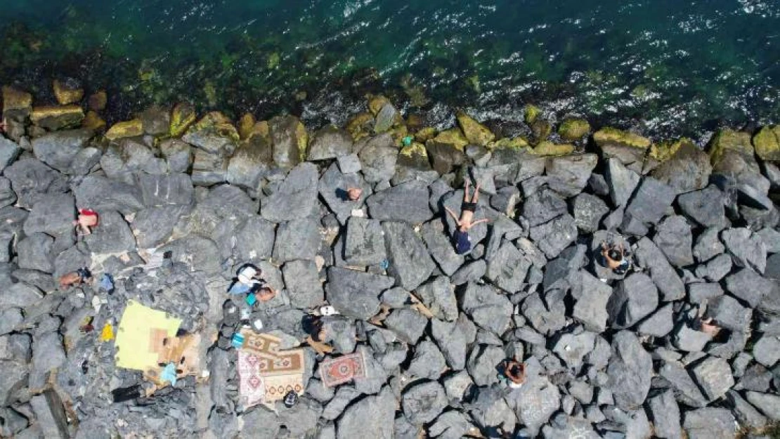 Sarayburnu sahili sıcaktan bunalıp denize girenlerle doldu