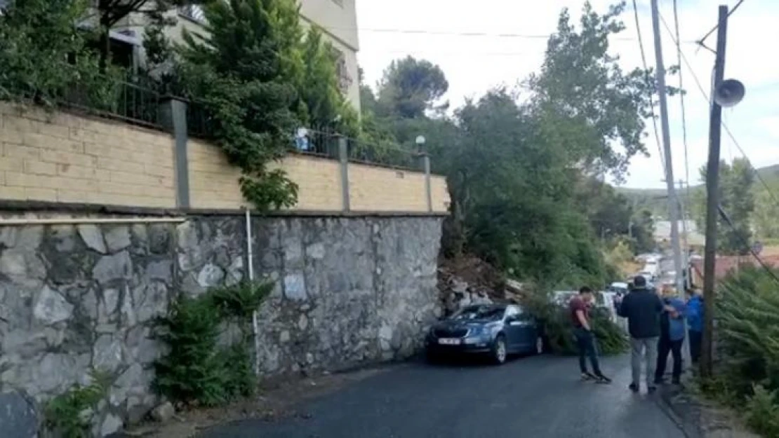 Sarıyer'de 10 katlı bir binanın istinat duvarı çöktü. Duvar park halindeki aracın üzerine devrilirken, bina tedbir amaçlı boşaltılıyor.