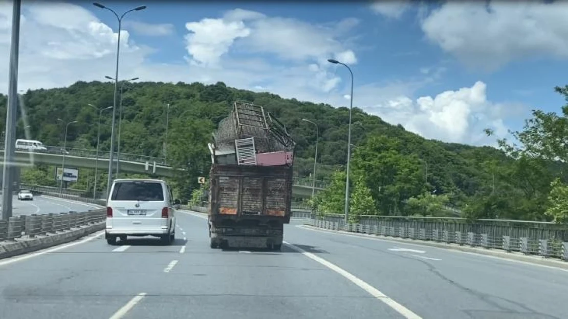 Sarıyer'de demir yüklü kamyonetin tehlikeli yolculuğu kamerada