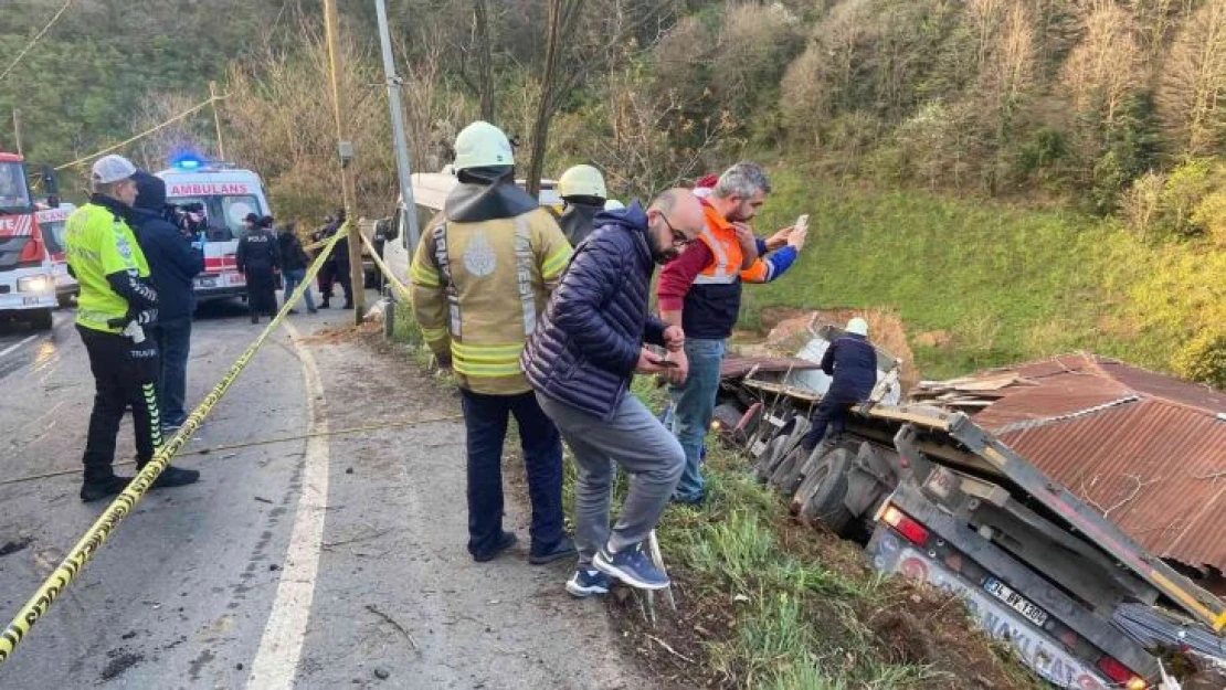 Sarıyer'de inşaat demiri yüklü tır gecekondu üzerine devrildi