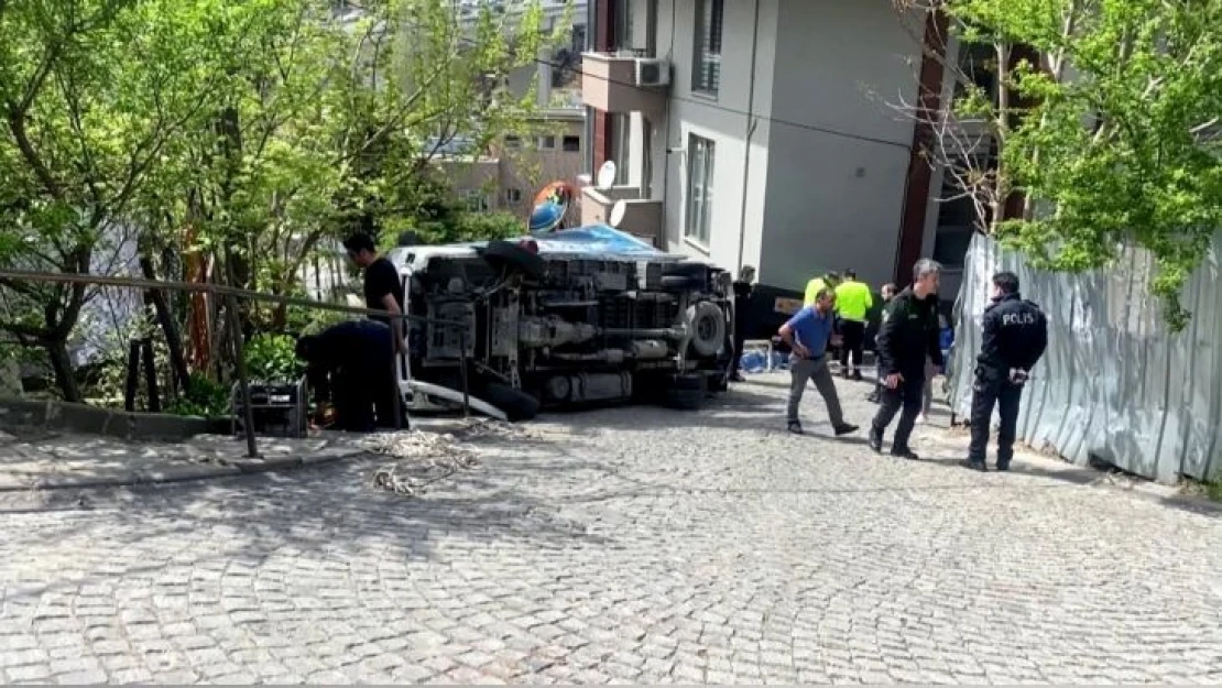 Sarıyer'de kamyonet yokuşta devrildi: 2 yaralı