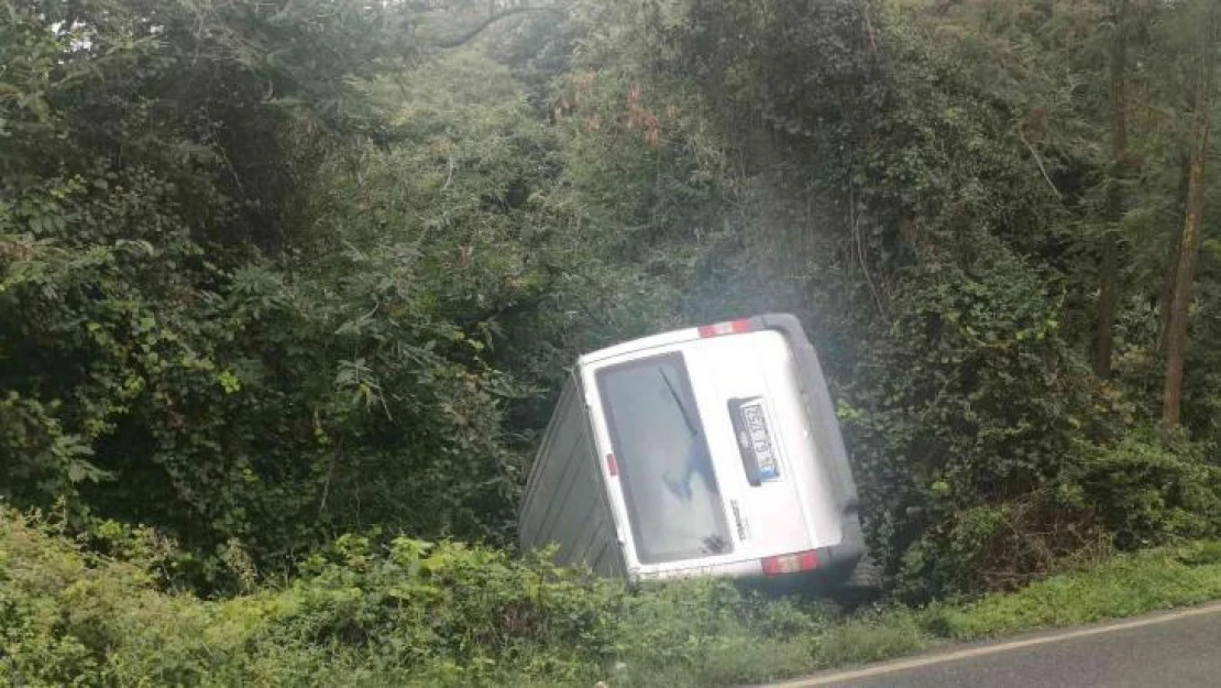 Sarıyer'de minibüs yol kenarına devrildi