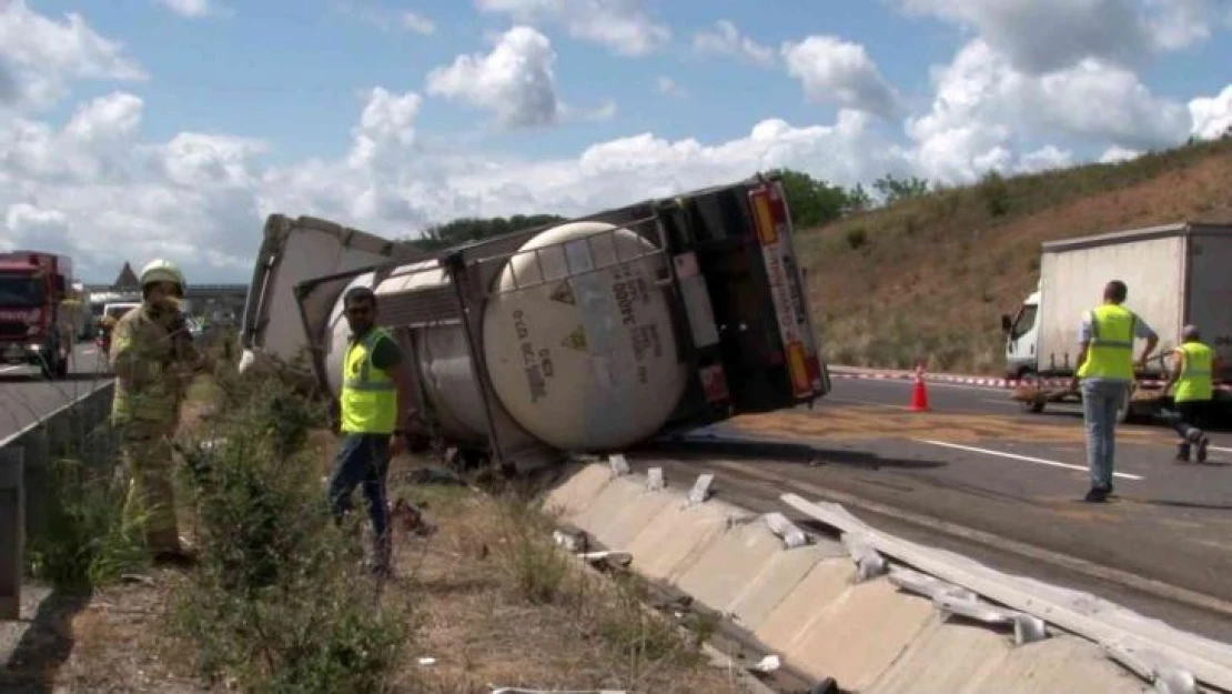 Sarıyer'de tanker yola devrildi: Şoför ağır yaralandı