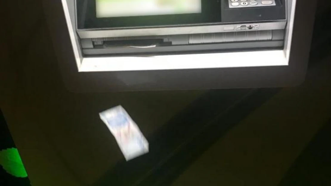 Şaşkın vatandaşın ATM'ye fazla yüklediği paralar yola saçıldı