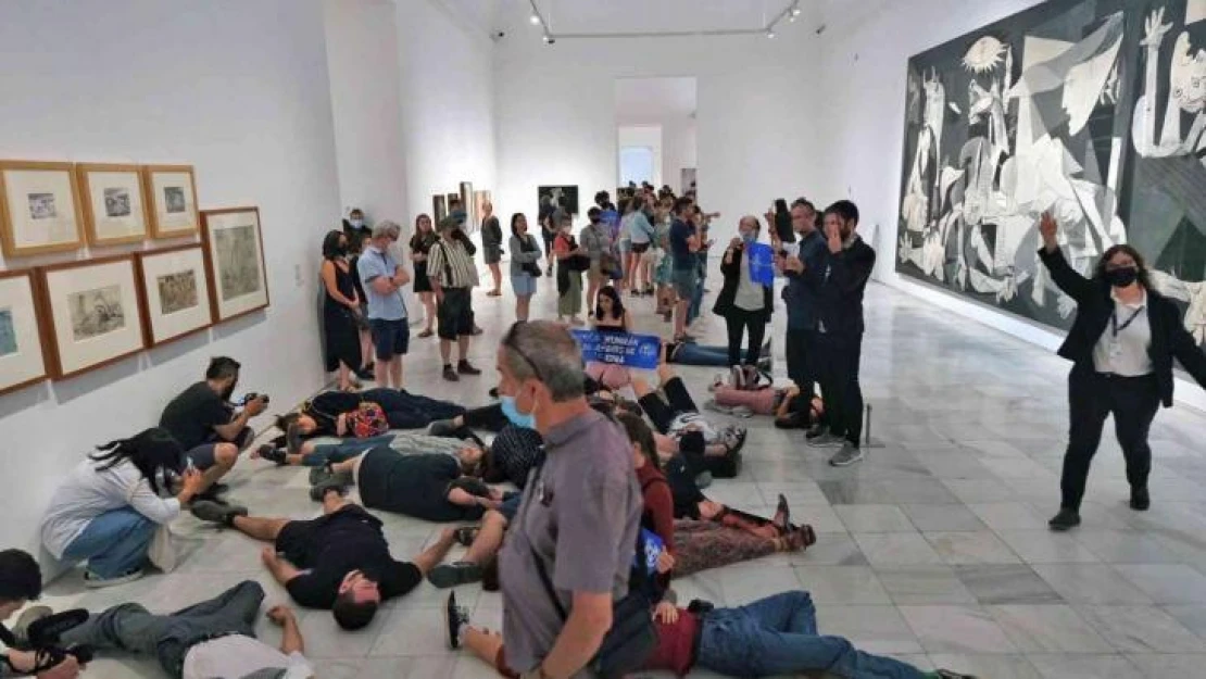 Savaş karşıtlarından Picasso tablosu önünde NATO protestosu