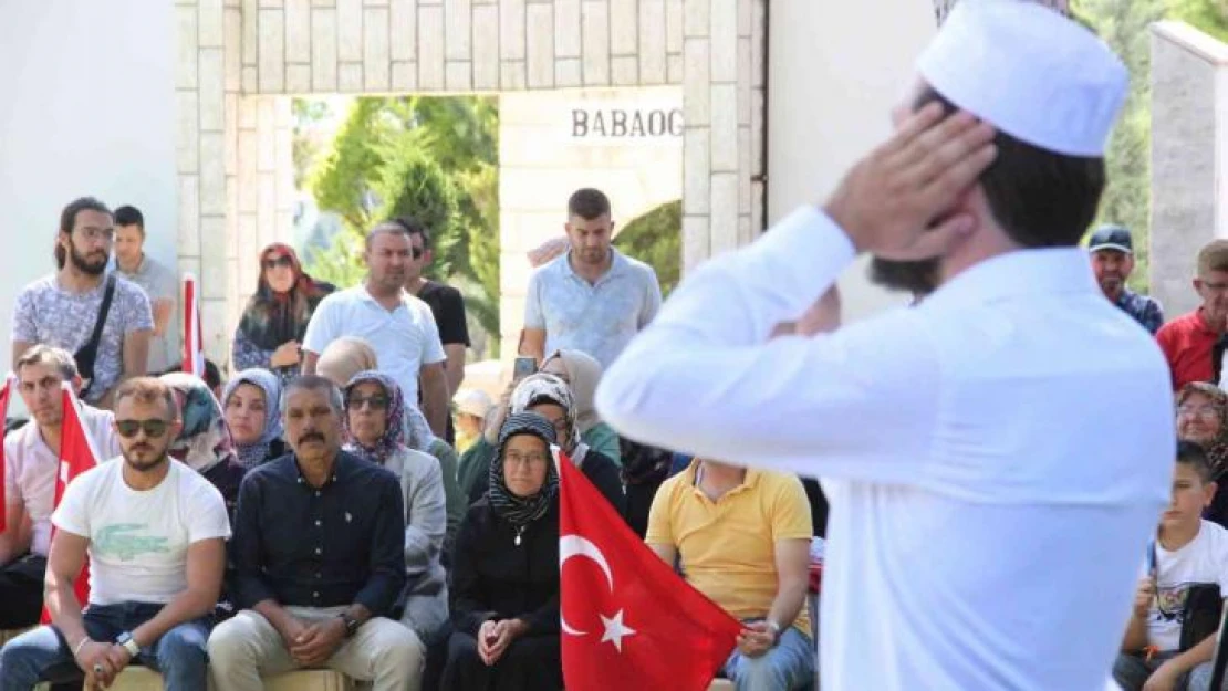 Şehidi ellerinde Türk bayraklarıyla yürüyüp kabri başında andılar