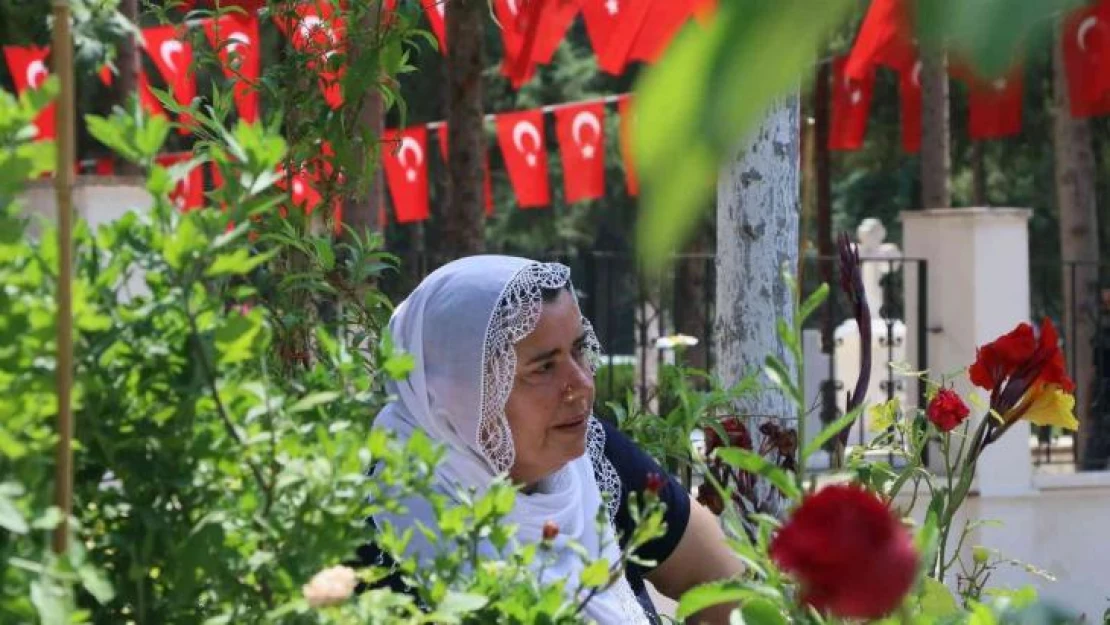 Şehit annesi: 'Biz Mehmetçiklerimizin sayesinde ayaktayız, bir gitse de bin geliyor'