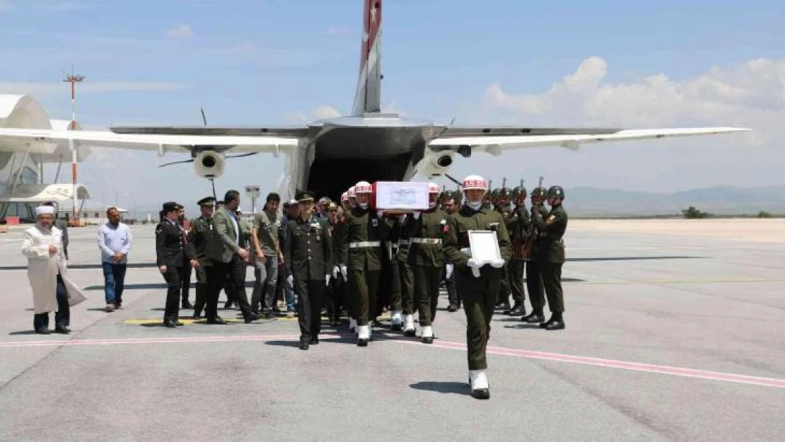 Şehit cenazesini hava limanında protokol karşıladı