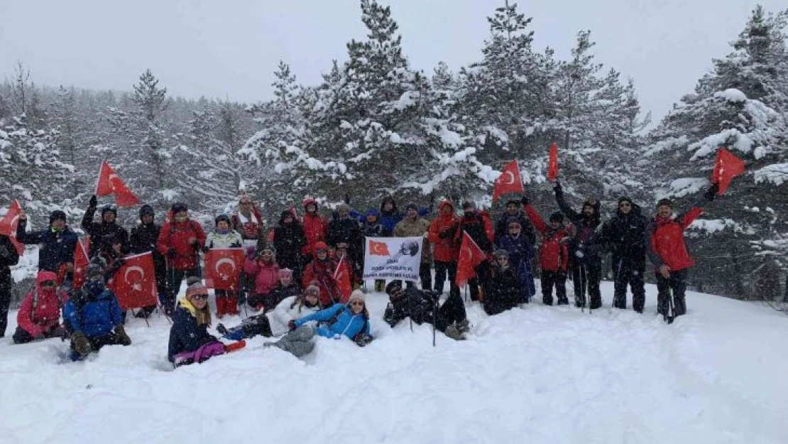 Şehitleri anmak için 1 metre karda yürüdüler