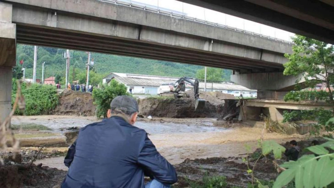 Sel sularına kapılan iş makinesi operatörünü bulmak için çalışma başlatıldı