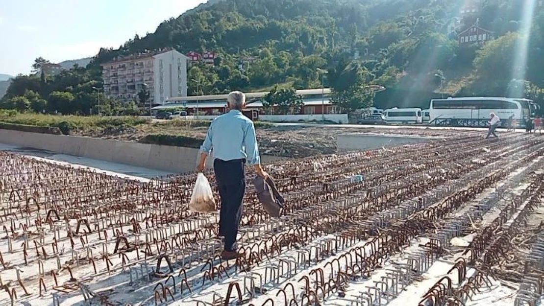 Selde yaya geçitleri yıkıldı, vatandaşlar inşaat halindeki köprüden geçiyor