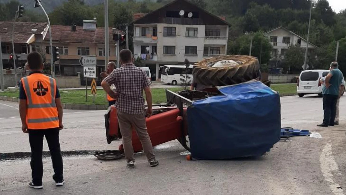 Semt pazarına giden traktör ile tır çarpıştı: 1 yaralı