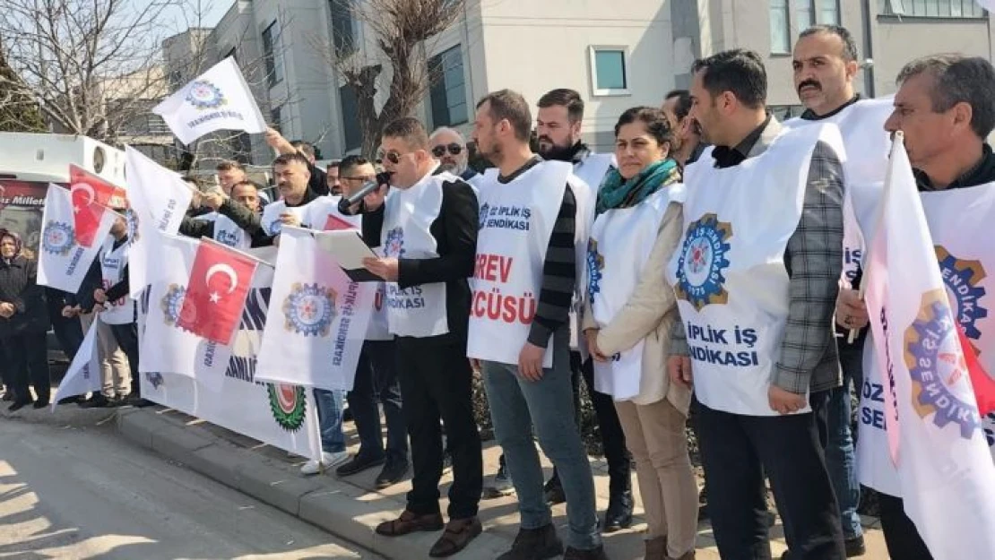 Sendikaya üye olduğu için işçinin akdine son veren fabrika önünde eylem