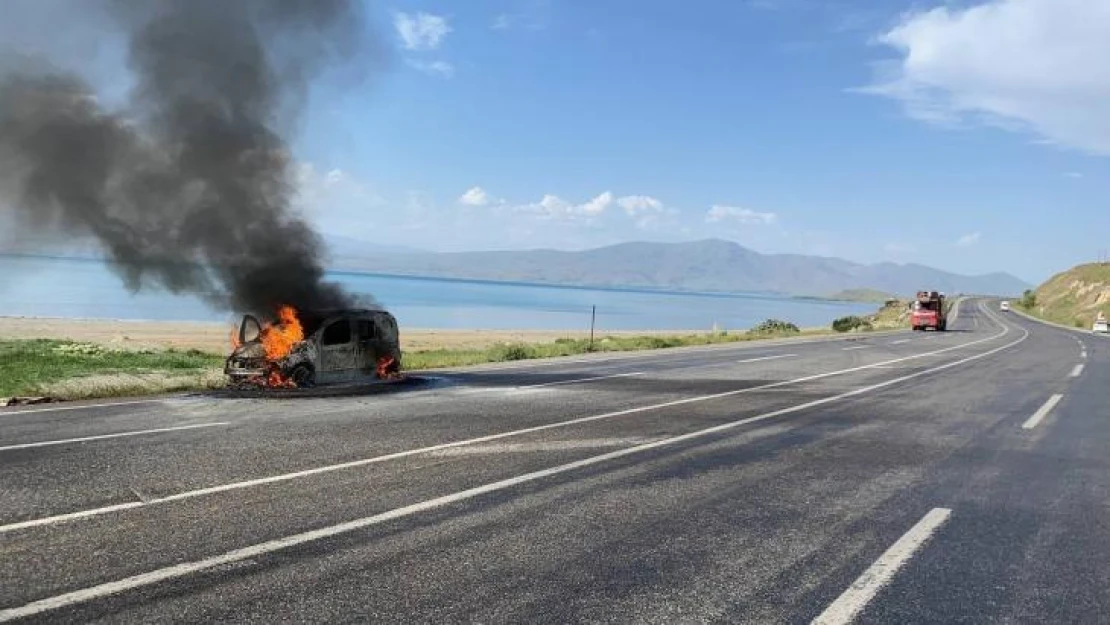 Seyir halindeki araç alev aldı