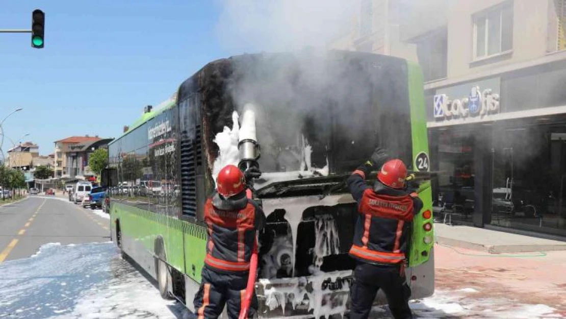 Seyir halindeki belediye otobüsü alev alev yandı