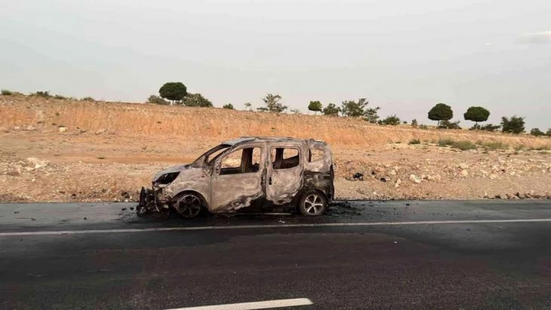 Seyir halindeki hafif ticari araç alev alev yandı